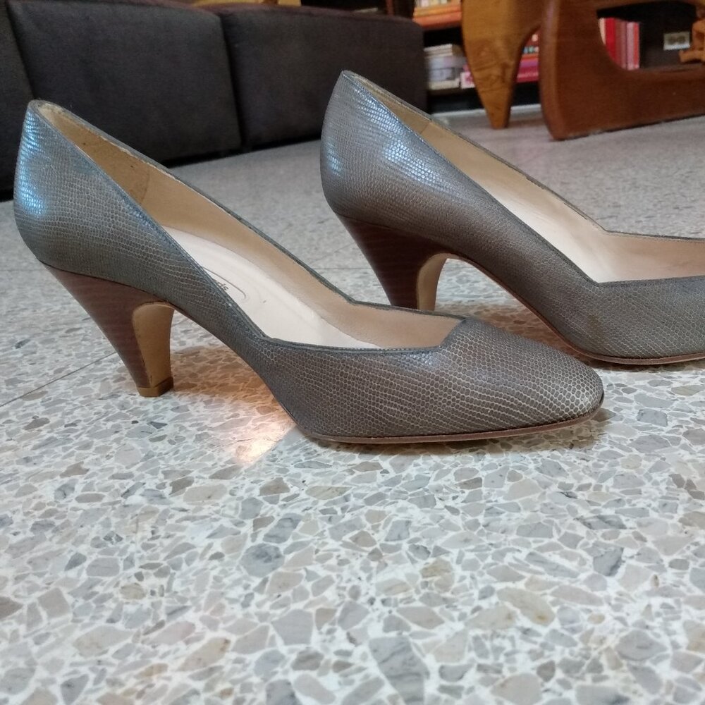 Les Prairies de Paris embossed leather grey pump size 39 EU 8.5 US Never worn
